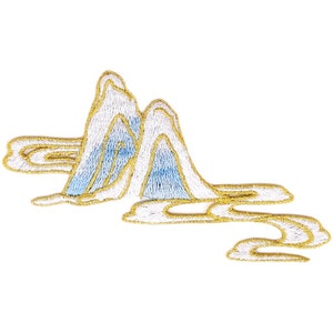 Puede incluir: Parche bordado termoadhesivo con una cadena montañosa estilizada con un arroyo que fluye en hilo blanco y dorado sobre un fondo azul.