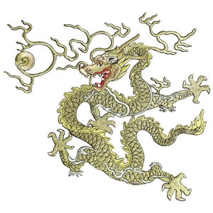 Puede incluir: Un dragón chino bordado en oro con una perla en su boca. El dragón está enroscado en una posición defensiva con sus garras extendidas. El bordado es detallado e intrincado, con una variedad de puntadas utilizadas para crear las diferentes texturas.