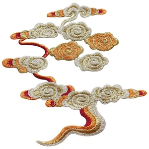 Puede incluir: Diseño de nube bordado en oro y naranja con detalles rojos. Es un parche decorativo para coser o planchar sobre tela.