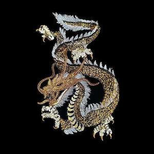 Puede incluir: Un parche bordado de dragón dorado y blanco. El dragón está enroscado con la cola en la boca. El parche es perfecto para añadir un toque de estilo inspirado en Asia a la ropa, bolsos u otros accesorios.