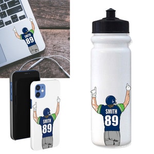 Puede incluir: Botella de agua blanca con tapa negra y un gr&aacute;fico de jugador de f&uacute;tbol verde y azul con el n&uacute;mero 89 y el nombre Smith en la parte delantera.