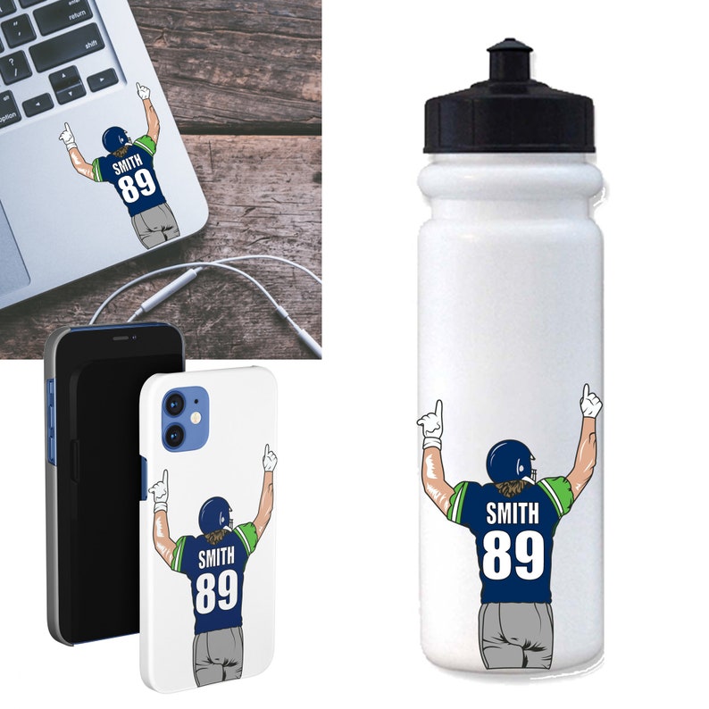 Puede incluir: Botella de agua blanca con tapa negra y un gr&aacute;fico de jugador de f&uacute;tbol verde y azul con el n&uacute;mero 89 y el nombre Smith en la parte delantera.