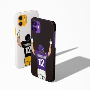 Puede incluir: Dos fundas para tel&eacute;fono con un dise&ntilde;o morado y negro que presenta a un jugador de f&uacute;tbol con el texto "Your Name 12" en la parte posterior.