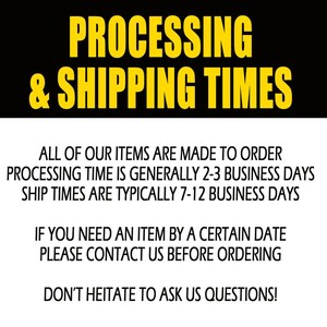 Puede incluir: Texto en blanco y negro sobre fondo amarillo con las palabras "PROCESSING & SHIPPING TIMES". El texto a continuaci&oacute;n explica que todos los art&iacute;culos se hacen por encargo, el tiempo de procesamiento es de 2 a 3 d&iacute;as h&aacute;biles y el tiempo de env&iacute;o es de 7 a 12 d&iacute;as h&aacute;biles. Tambi&eacute;n indica que si necesita un art&iacute;culo para una fecha determinada, p&oacute;ngase en contacto con nosotros antes de realizar el pedido. El texto termina con "DON'T HEITATE TO ASK US QUESTIONS!"