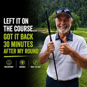 K&ouml;nnte beinhalten: Ein l&auml;chelnder Mann h&auml;lt einen Golfschl&auml;ger auf einem Golfplatz. Der Text lautet: &bdquo;AUF DEM PLATZ GELASSEN... 30 MINUTEN NACH MEINER RUNDE ZUR&Uuml;CKBEKOMMEN.&ldquo; Zus&auml;tzlicher Text weist darauf hin, dass das Produkt wasserdicht, langlebig und auf Langlebigkeit ausgelegt ist.