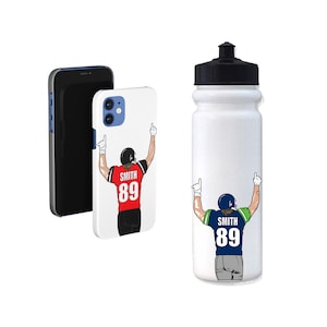 Puede incluir: Dos fundas de tel&eacute;fono blancas con un dise&ntilde;o de jugador de f&uacute;tbol. El jugador de la izquierda lleva una camiseta roja con el n&uacute;mero 89 y el texto "SMITH". El jugador de la derecha lleva una camiseta azul y verde con el n&uacute;mero 89 y el texto "SMITH". Tambi&eacute;n se muestra una botella de agua blanca con una tapa negra y el mismo dise&ntilde;o de jugador de f&uacute;tbol.