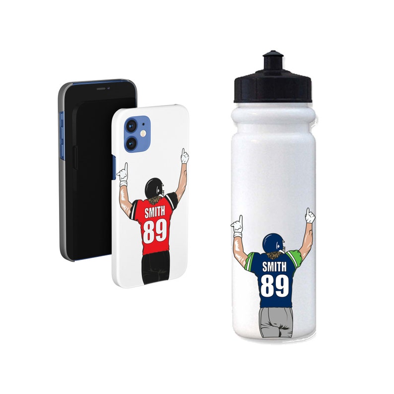 Puede incluir: Dos fundas de tel&eacute;fono blancas con un dise&ntilde;o de jugador de f&uacute;tbol. El jugador de la izquierda lleva una camiseta roja con el n&uacute;mero 89 y el texto "SMITH". El jugador de la derecha lleva una camiseta azul y verde con el n&uacute;mero 89 y el texto "SMITH". Tambi&eacute;n se muestra una botella de agua blanca con una tapa negra y el mismo dise&ntilde;o de jugador de f&uacute;tbol.
