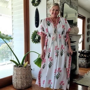 Lång blommig kaftan, kaftan, bomullskaftan, bomullskaftan, kaftan maxiklänning, lång kaftan, indisk maxiklänning batikmorgonrock damkläder