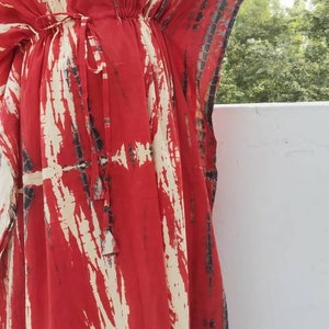 Puede incluir: Una kaft&aacute;n roja y blanca con estampado tie-dye y cintura con cord&oacute;n. La kaft&aacute;n tiene un corte holgado y fluido, ideal para un look informal y relajado.