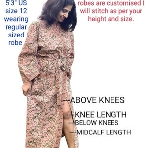 Puede incluir: Una mujer lleva una bata rosa con estampado floral y una larga abertura en el lateral. La bata se muestra en diferentes longitudes, incluyendo por encima de las rodillas, a la altura de las rodillas, por debajo de las rodillas, a media pantorrilla y hasta los tobillos. El texto "THIS IS REFERENCE ROBE FOR LENGTH - all robes are customised I will stitch as per your height and size." tambi&eacute;n se muestra en la imagen.