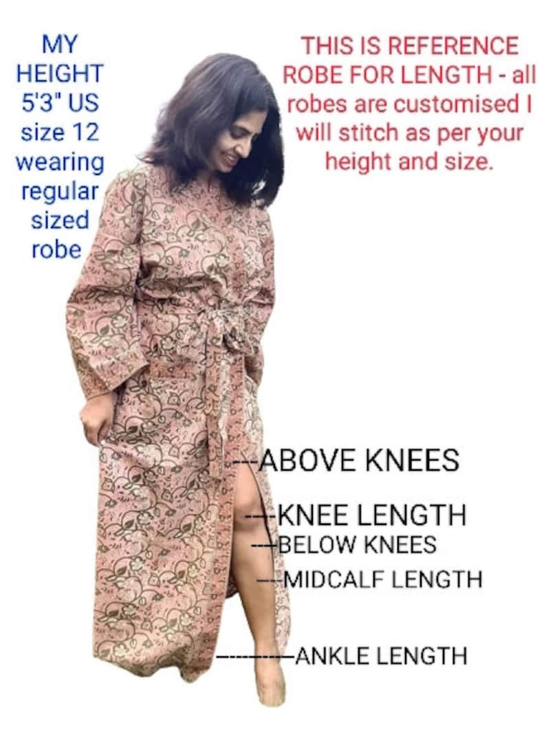 Puede incluir: Una mujer lleva una bata rosa con estampado floral y una larga abertura en el lateral. La bata se muestra en diferentes longitudes, incluyendo por encima de las rodillas, a la altura de las rodillas, por debajo de las rodillas, a media pantorrilla y hasta los tobillos. El texto "THIS IS REFERENCE ROBE FOR LENGTH - all robes are customised I will stitch as per your height and size." tambi&eacute;n se muestra en la imagen.