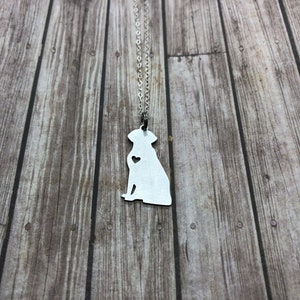 Colar com silhueta de cachorro