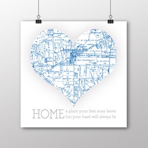 Könnte beinhalten: Ein blauer und weißer herzförmiger Karten-Druck mit dem Text "HOME a place your feet may leave but your heart will always be".