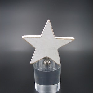 Peut inclure: Embout de tringle à rideaux en forme d'étoile en bois blanc avec un accent doré sur une base en acrylique transparente.