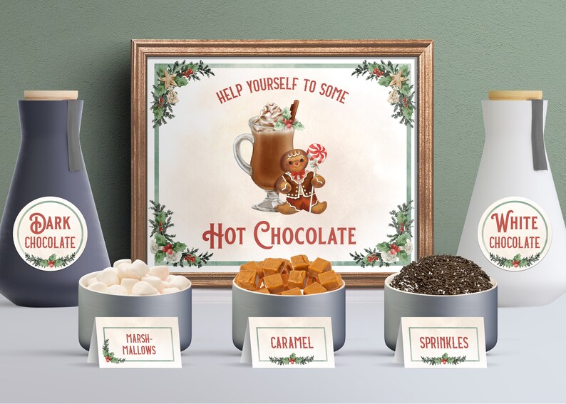Pu&ograve; includere: Un cartello incorniciato con un omino di pan di zenzero e una tazza di cioccolata calda, con il testo "Help yourself to some Hot Chocolate". Ci sono tre ciotole con condimenti: marshmallow, quadrati di caramello e codette.
