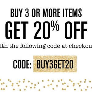 Pu&ograve; includere: Uno sfondo bianco con testo nero che recita "BUY 3 OR MORE ITEMS GET 20% OFF with the following code at checkout! CODE: BUY3GET20". Il testo &egrave; su uno sfondo bianco con una texture di glitter dorati.