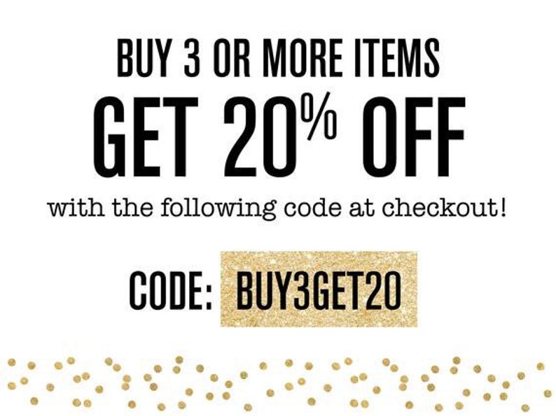 Pu&ograve; includere: Uno sfondo bianco con testo nero che recita "BUY 3 OR MORE ITEMS GET 20% OFF with the following code at checkout! CODE: BUY3GET20". Il testo &egrave; su uno sfondo bianco con una texture di glitter dorati.