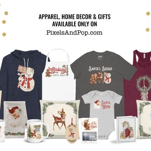 Pu&ograve; includere: Una collezione di abbigliamento, arredamento per la casa e regali a tema natalizio. Gli articoli includono una felpa con cappuccio blu navy con una grafica di pupazzo di neve, un grembiule bianco con il testo "Baking Spirits Bright", una maglietta grigia con il testo "Santa's Squad", una canotta rossa con una grafica di segno di pace, una tazza bianca con una grafica di Babbo Natale, un cuscino bianco con una grafica di cervo, una tutina grigia con il testo "Santa Baby", una borsa di tela bianca con il testo "Let it Snow We've got Merlot", una carta regalo bianca con il testo "Gift Card" e una carta bianca con una grafica di angelo.
