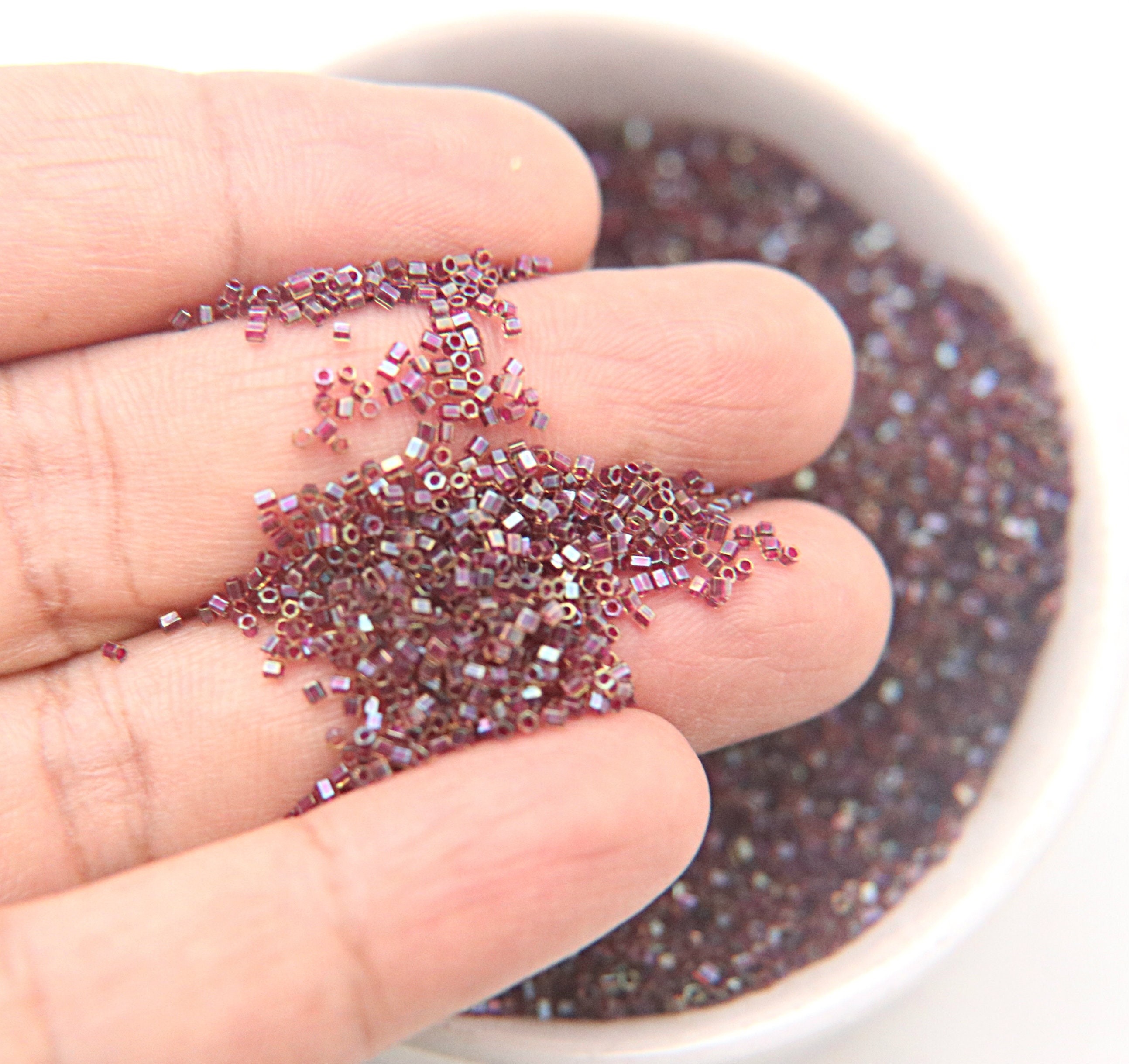 ミユキ デリカ 15/0 3カットビーズ：ワインライン ペリドット ラスター