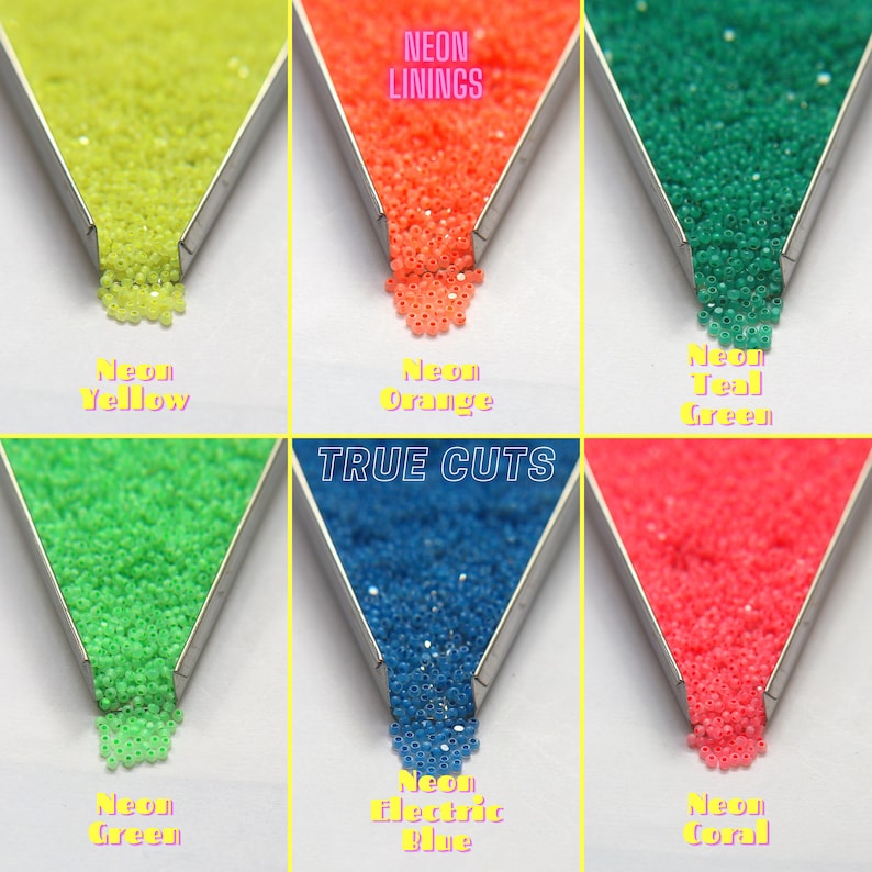 Op de afbeelding: Een collage van zes afbeeldingen die verschillende kleuren kralen tonen. De kralen zijn gerangschikt in een metalen bakje en zijn gelabeld met hun kleurennamen: Neon Geel, Neon Oranje, Neon Teal Groen, Neon Groen, Neon Elektrisch Blauw en Neon Koraal.