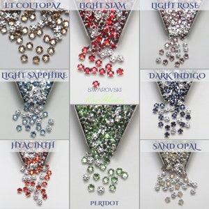 Puede incluir: Una colección de cristales Swarovski en varios colores, incluyendo Light Topaz, Light Siam, Light Rose, Light Sapphire, Dark Indigo, Hyacinth, Peridot y Sand Opal. Cada color se muestra en un pequeño recipiente plateado. El logotipo de Swarovski es visible.