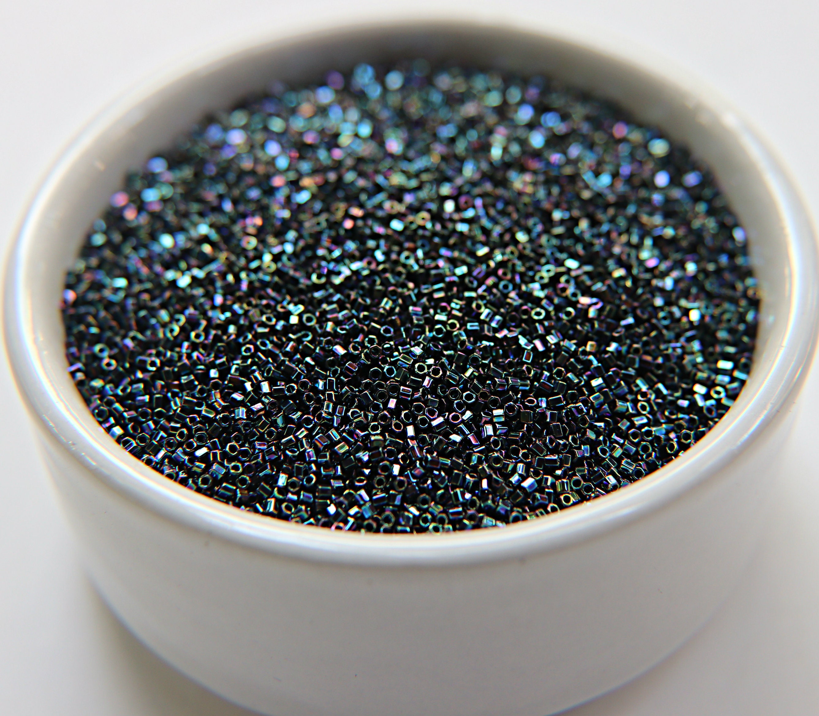 Miyuki Perles triangulaires pointues 10/0 7,5 g Métallisé mat iris
