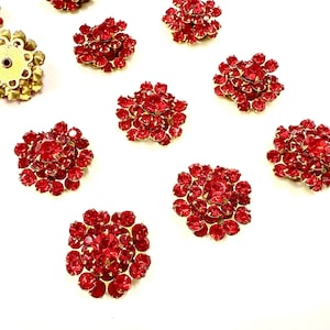 Decorazioni fai da te in cristallo Swarovski Light Siam con design floreale in ottone vintage da 16 mm.