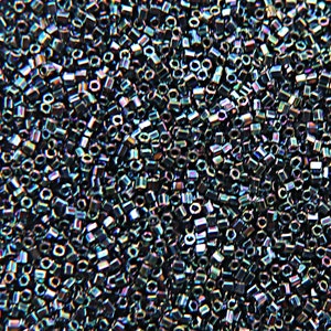 Op de afbeelding: Een close-up van een stapel iriserende zwarte zaadkraaltjes. De kralen zijn klein en rond, met een metallic glans.