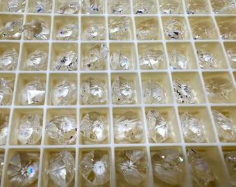 Puede incluir: Vista de cerca de una bandeja llena de numerosas piedras preciosas claras y facetadas. Cada gema se guarda en un compartimento cuadrado separado, creando un patrón de cuadrícula. Las gemas reflejan la luz, mostrando sus cortes brillantes y claridad.
