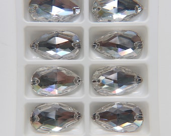 Puede incluir: Ocho cristales de imitación de cristal transparente en forma de pera en una caja de almacenamiento de plástico blanco.