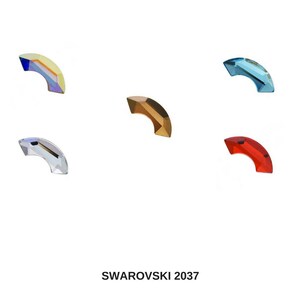 Peut inclure: Plusieurs cristaux Swarovski 2037 de différentes couleurs, dont irisé, or, bleu, rouge et transparent. Chaque cristal a une forme incurvée en arc. Le texte "SWAROVSKI 2037" est affiché en bas.