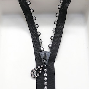 SS24 (13 Zoll) Swarovski Crystal Strass Schwarz Reißverschluss an einem Ende durch PC geschlossen