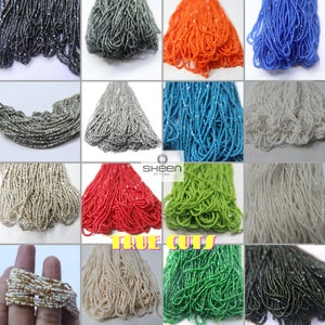 Puede incluir: Surtido de 12 hebras de cuentas de semillas en varios colores, incluyendo plata, negro, blanco, rojo, verde, azul y naranja. Las cuentas est&aacute;n dispuestas en filas y todas son del mismo tama&ntilde;o. Las cuentas est&aacute;n etiquetadas como "True Cuts" y "Sheen Get In Style".