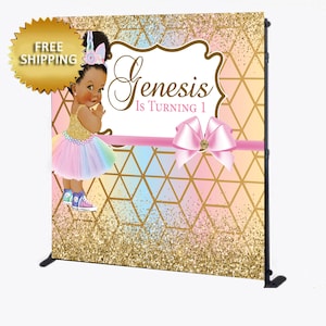 Puede incluir: Un tel&oacute;n de fondo dorado y rosa con un patr&oacute;n geom&eacute;trico y brillo. Una ni&ntilde;a de piel oscura con una diadema de unicornio lleva un tut&uacute; arco&iacute;ris y zapatillas. El texto "Genesis Is Turning 1" est&aacute; escrito en el tel&oacute;n de fondo.