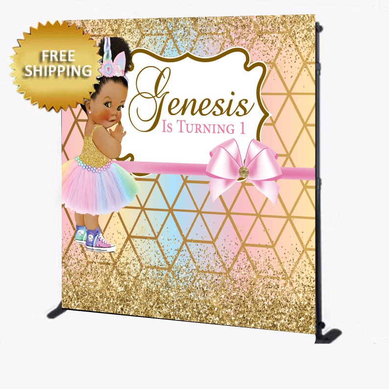Puede incluir: Un tel&oacute;n de fondo dorado y rosa con un patr&oacute;n geom&eacute;trico y brillo. Una ni&ntilde;a de piel oscura con una diadema de unicornio lleva un tut&uacute; arco&iacute;ris y zapatillas. El texto "Genesis Is Turning 1" est&aacute; escrito en el tel&oacute;n de fondo.