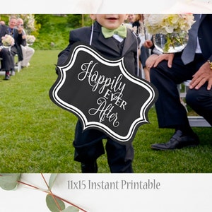 Puede incluir: Un letrero de pizarra negro con un borde decorativo blanco y las palabras "Happily Ever After" en una elegante escritura. El letrero lo sostiene una persona con un traje negro y pajarita verde. Mide 28x38 cm.