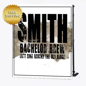 Może przedstawiać: Białe tło z czarnym tekstem, który brzmi "Smith Bachelor Brew Last Ring Around The Old Block". Tło jest przymocowane do czarnego, rozsuwanego stojaka na banery.
