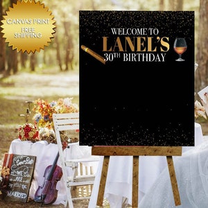 Może przedstawiać: Czarno-złoty napis powitalny z tekstem "Welcome to Lanel's 30th Birthday" z cygarem i kieliszkiem alkoholu na górze.