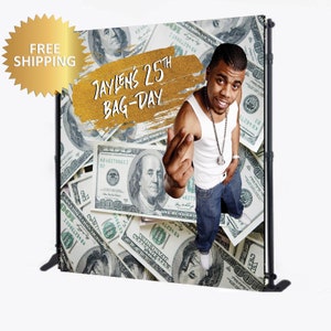 Puede incluir: Un telón de fondo para una fiesta con un fondo dorado y el texto "Jaylen's 25th Bag-Day" en él. El telón de fondo está cubierto de imágenes de billetes de 100 $ US. Un hombre está de pie frente al telón de fondo, con un tanque blanco, jeans y una cadena de oro.
