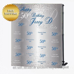 Puede incluir: Un telón de fondo plateado y azul con textura brillante. El texto "Happy 50th Birthday Jerry D White Party" está escrito en una fuente blanca cursiva. El telón de fondo está decorado con el número 50 en azul con la palabra "th" en blanco. El texto "Class Act Since 1969" se repite en todo el telón de fondo.