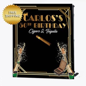 Może przedstawiać: Czarne tło imprezowe ze złotą obwódką w stylu art deco. Tekst brzmi "CARLOS'S 50TH BIRTHDAY Cigars & Tequila". Zawiera cygaro, butelki szampana i pudełko na cygara. Złota gwiazda z napisem "FREE SHIPPING" znajduje się w lewym górnym rogu.