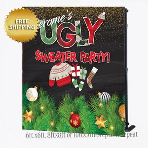 Peut inclure: Une toile de fond de tableau noir et or avec le texte "Welcome's Ugly Sweater Party!" en rouge et blanc. La toile de fond est décorée de branches de pin vertes, de décorations rouges et blanches et de paillettes dorées. La toile de fond est disponible en tailles 6ft x 6ft, 8ft x 8ft ou 10ft x 10ft.