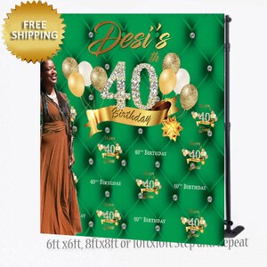 Könnte beinhalten: Grüner und goldener 40. Geburtstags-Hintergrund mit gestepptem Muster und goldenen Ballons. Der Text "Desi's 40th Birthday" ist in goldenen Buchstaben geschrieben. Der Hintergrund ist in den Größen 6ft x 6ft, 8ft x 8ft oder 10ft x 10ft erhältlich.