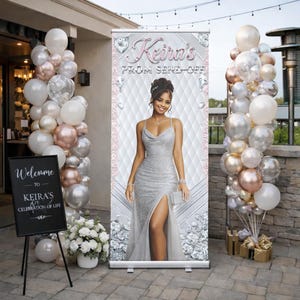 Peut inclure: Une bannière promotionnelle pour une soirée de fin de bal, avec une femme en robe argentée. La bannière indique "Keira's Prom Send-Off" avec des éléments décoratifs. Des ballons et un panneau de bienvenue complètent la scène.