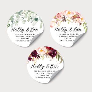 Peut inclure: Trois autocollants ronds avec des motifs floraux et botaniques. Chaque autocollant présente les noms "Holly & Ben" et une adresse. Un autocollant a de l'eucalyptus, un autre des fleurs roses et le dernier des fleurs bordeaux.