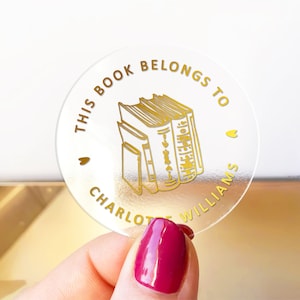Questo libro appartiene a un foglio di adesivi trasparenti con testo personalizzato per il nome, dalla libreria degli adesivi, adesivi personalizzati per gli amanti del club del libro