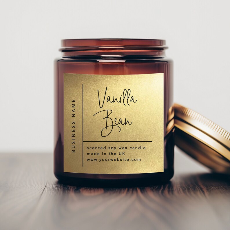 K&ouml;nnte beinhalten: Eine braune Glaskerze in einem Glas mit einem goldenen Etikett, auf dem "Vanilla Bean" und "scented soy wax candle made in the UK www.yourwebsite.com" steht.