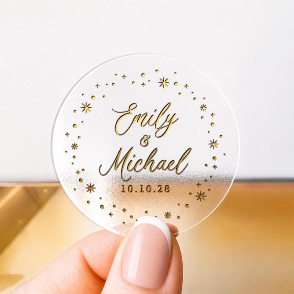 Gepersonaliseerde trouwenvelopstickers, ronde zegels met goudfolie, transparante trouwstickers en gepersonaliseerde naamlabels voor bedankjes.