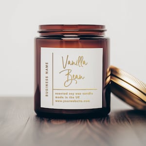 K&ouml;nnte beinhalten: Eine braune Glaskerze in einem Glas mit einem wei&szlig;en Etikett, auf dem "Vanilla Bean" in goldenen Buchstaben steht. Das Etikett tr&auml;gt au&szlig;erdem den Text "Duftkerze aus Sojawachs, hergestellt in Gro&szlig;britannien www.yourwebsite.com".
