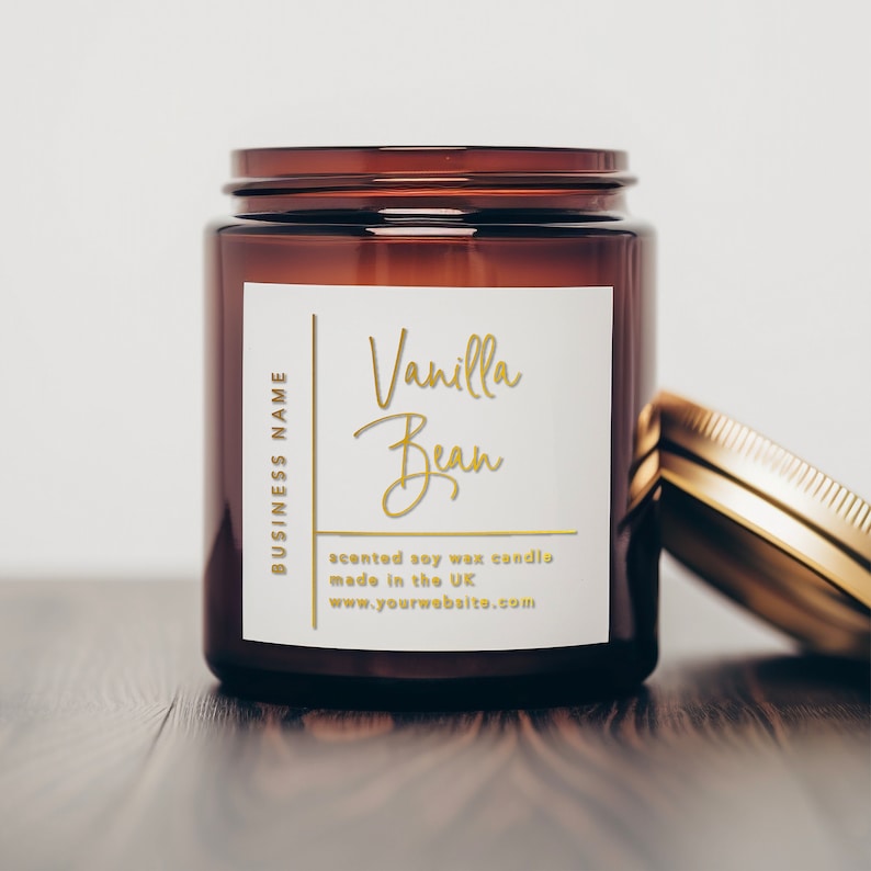 K&ouml;nnte beinhalten: Eine braune Glaskerze in einem Glas mit einem wei&szlig;en Etikett, auf dem "Vanilla Bean" in goldenen Buchstaben steht. Das Etikett tr&auml;gt au&szlig;erdem den Text "Duftkerze aus Sojawachs, hergestellt in Gro&szlig;britannien www.yourwebsite.com".